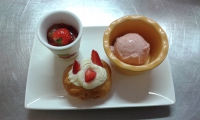 petit choux à la crème .. glace à la fraise.. verrine de fraises en gelée